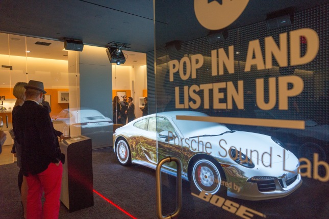 Unusual presentation in the sound lab: Visitors can take a virtual ride and become acquainted with the (real!) icon 911 in the city, in the mountains or on the racetrack.