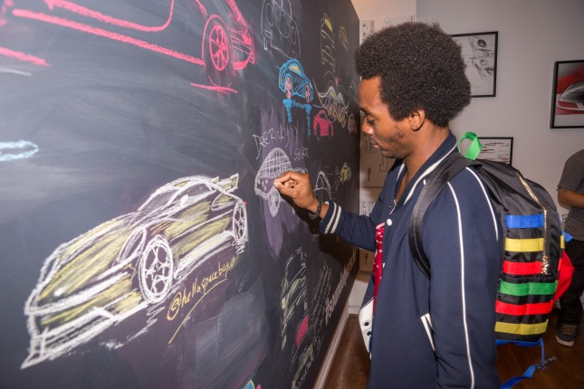 Communications space: in the design corner friends of the brand can sketch what they associate with the Sound of Porsche. The works of art can be uploaded to social networks via #soundofporsche.